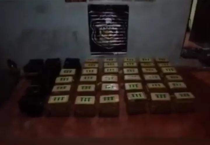 En la residencia decomisaron 220 paquetes rectangulares de droga. Foto: Proteger y Servir