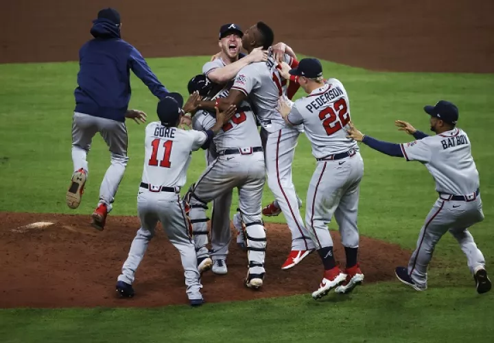 Jugadores de los Bravos festejan el triunfo ante Astros. Foto:EFE