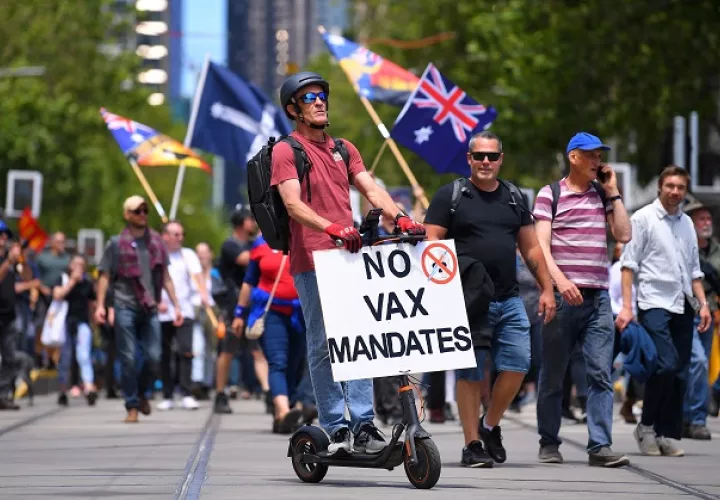  Una multitud participa hoy en una protesta bajo el lema "Marcha mundial por la libertad" en Australia, para mostrar su oposición a la obligatoriedad de las vacunas contra la covid-19. Foto: EFE 