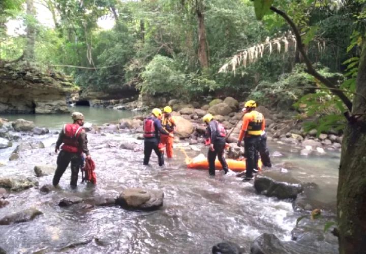 Operaciones de búsqueda en la Cueva de Bayano. Foto: Sinaproc
