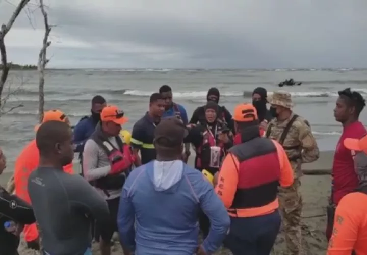 Miembros de la Fuerza de Tarea Conjunta, familiares y amigos buscan a los dos desaparecidos. Foto: Mayra Madrid