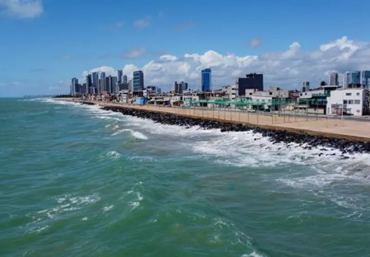Fotografía aérea tomada con un dron que muestra la playa de Boa Viagem, el 27 de octubre de 2021 en la ciudad de Recife (Brasil). EFE