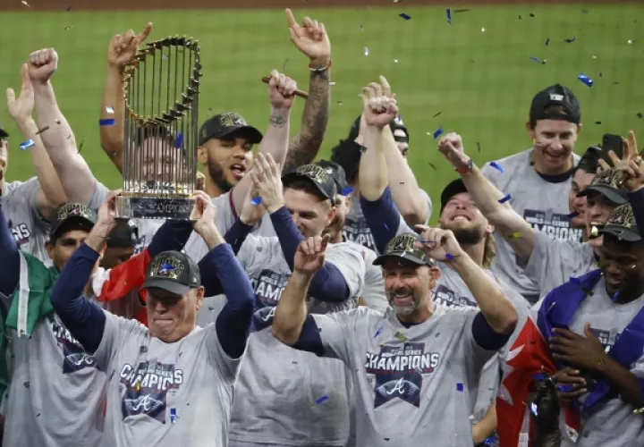 Brian Snitker, manager de los Bravos levanta el título de campeón. Foto:EFE