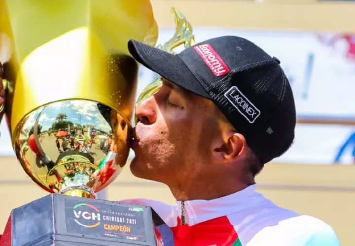 El costarricense Brian Salas  festeja luego de consagrarse monarca en  la clásica chiricana. Foto: Cortesía Fepaci