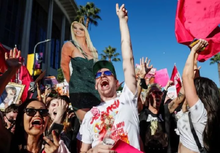 Fan de Britney Spears celebran la decisión judicial. Foto: EFE / Caroline Brehman
