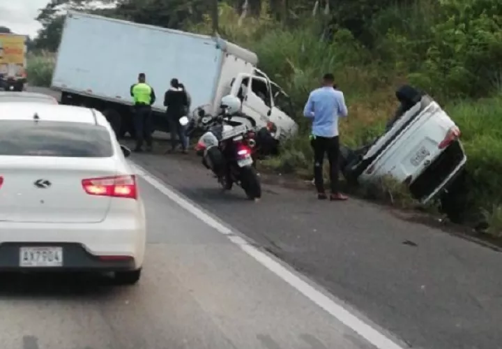 Las autoridades investigan el  accidente de Calderón. 