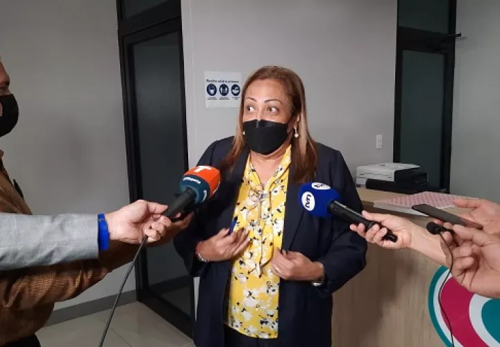 Ceila Peñalba, representante legal de los 15 diputados. 