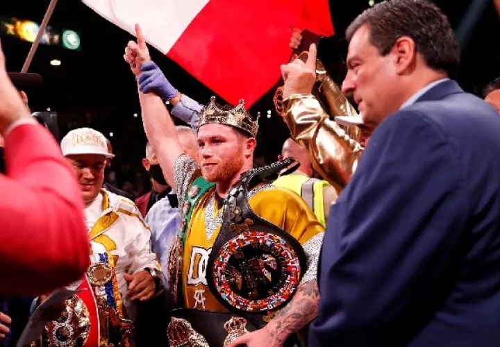 El campeón mexicano Saúl "Canelo" Álvarez escribió este sábado otro capítulo más en la historia del boxeo. Foto: EFE