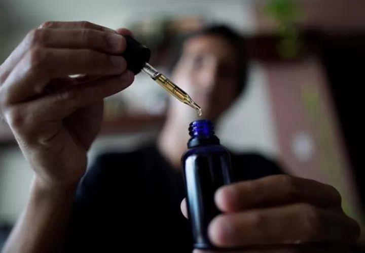 Carlos Ossa lleva años introduciendo ilegalmente a Panamá gotas de cannabis medicinal. EFE