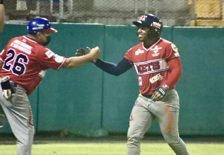 Carlos Mosquera festeja su jonrón contra Chirquí. Foto:Fedebeis