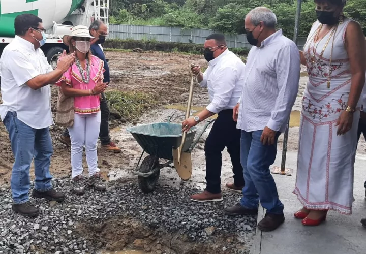 Autoridades ministeriales y locales durante la primera palada para la obra. Foto: Diomedes Sánchez  