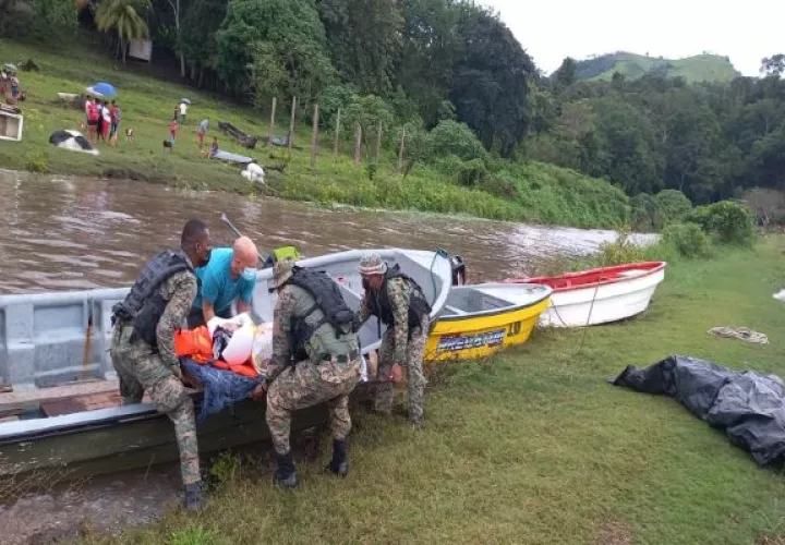 Este grupo de 16 excursionistas, en su mayoría extranjeros, fue trasladado por un operador de lancha, desde el puente Bayano hacia la comunidad de Pueblo Nuevo, conocida como Las Cuevas de Bayano. Foto: Sinaproc