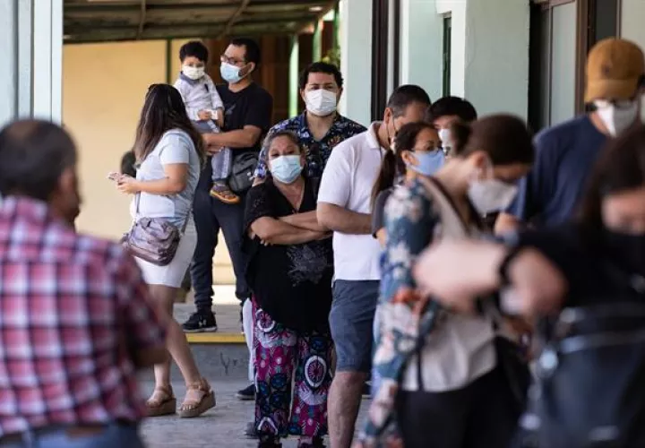 Ciudadanos hacen fila para votar en el colegio electoral instalado en la institución educativa Ana Mogas de Paine hoy, en Santiago (Chile). EFE