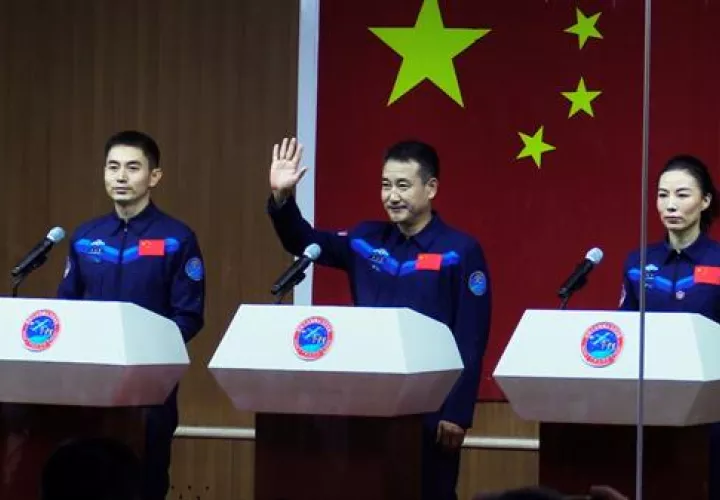 Imagen de archivo de los astronautas Zhai Zhigang (C), Ye Guangfu (i) y Wang Yaping (d) durante una rueda de prensa antes de su viaje al espacio. EFE