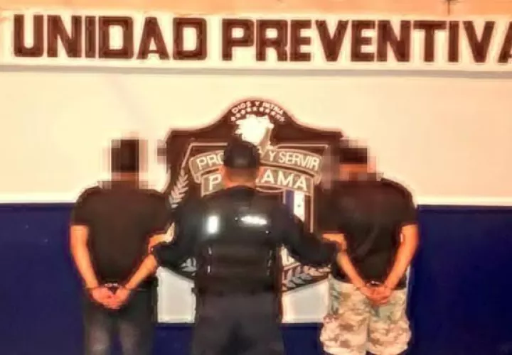 Los tres ciudadanos y el arma de fuego fueron puestos a órdenes de las autoridades competentes quienes adelantan las investigaciones. Foto: José Vásquez