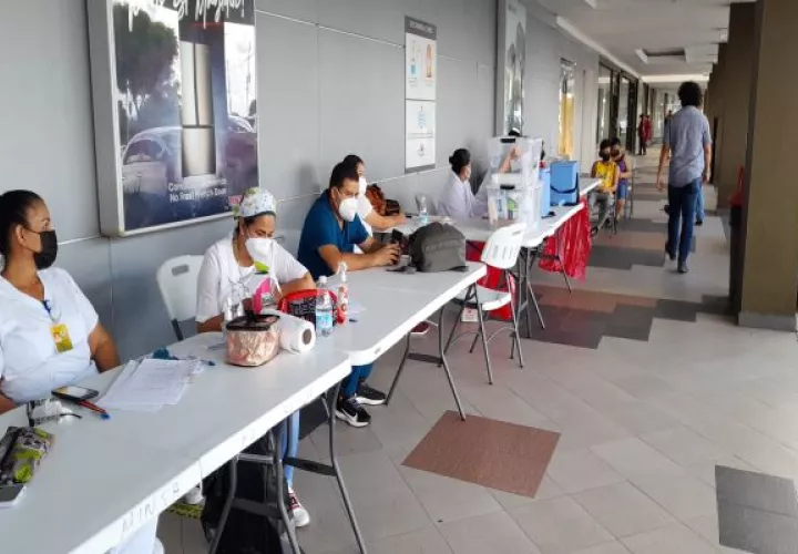 Se está retomando el proceso de vacunación contra la covid-19 en Chiriquí con la aplicación de la dosis de refuerzo a la población. Foto: José Vásquez