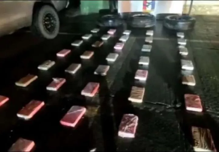 Durante la diligencia los funcionarios del Ministerio Público decomisaron 37 paquetes de presunta sustancia ilícita, dos celulares y además ordenaron la retención del vehículo. Foto: Senafront