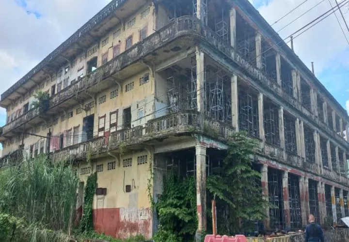 El Presidente Laurentino Cortizo instruyó al Ministerio de Vivienda y Ordenamiento Territorial (Miviot) para que inicie la reconstrucción inmediata de la Casa Wilcox. Foto: Diomedes Sánchez