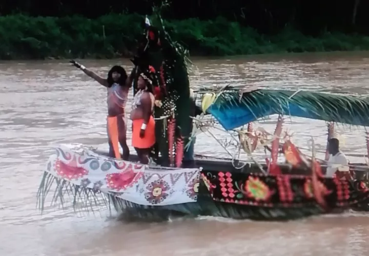 La celebración incluyó el tradicional manejo de piragua con canaletes en el río Tuira. Diómedes Sánchez 
