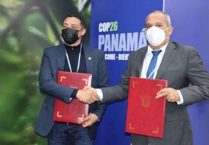 El convenio fue suscrito por los ministros de Ambiente de Panamá, Milciades Concepción, y de Honduras, Mario Martínez. Foto: Cortesía