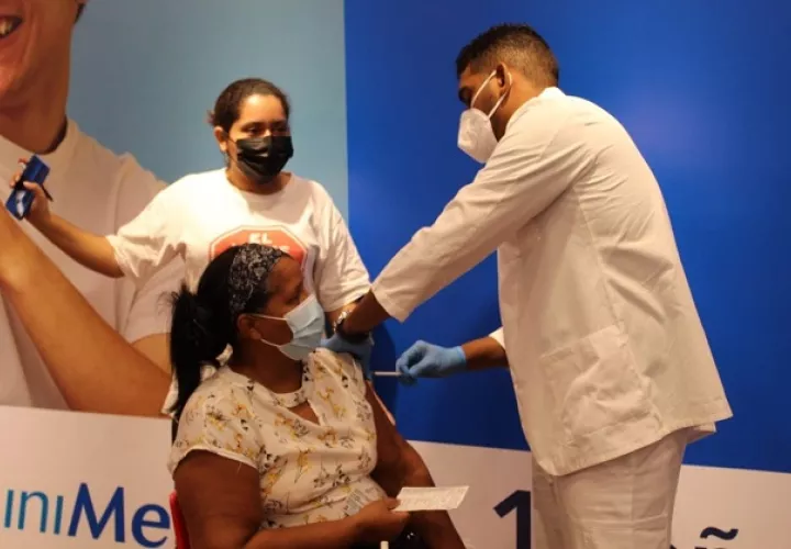 Hasta este martes, en Panamá se han aplicado 5,985,388 dosis de vacunas contra covid-19 tanto de Pfizer como de Astrazeneca. Foto: Cortesía Minsa