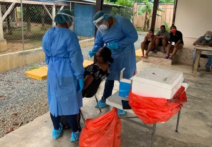 Personal de salud aplicó 7,330 pruebas nuevas para detectar la covid-19 en las últimas 24 horas. Foto: Cortesía Minsa