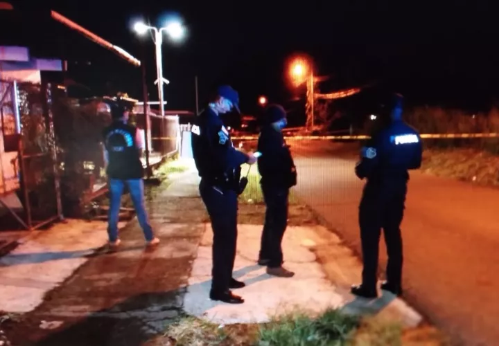 La Policía Nacional acordonó el área donde ocurrió el doble homicidio. Foto: Mayra Madrid