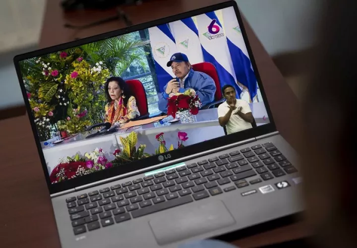 Un hombre observa en la pantalla de un computador una alocución del presidente de Nicaragua, Daniel Ortega. Foto: EFE