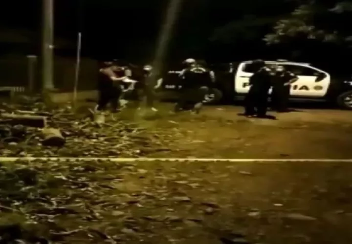 El cuerpo del joven Gabriel Acosta Alvarado fue encontrado con dos impactos de bala en la espalda, frente a una residencia en el corregimiento de David Sur. Foto: José Vásquez