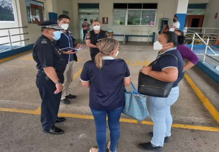 Oficiales de derechos humanos de la Defensoría del Pueblo, de la regional llevaron a cabo una visita a un centro médico para verificar la condición de algunos heridos durante el desalojo en Barro Blanco. Foto: Cortesía Defensoría del Pueblo