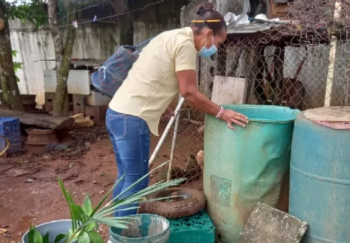 El Centro de Salud de Felipillo realizó un operativo de inspección en búsqueda de criaderos del mosquito Aedes aegypty. Foto: Cortesía Minsa