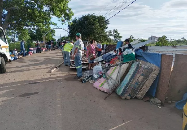 Inicialmente eran siete las familias que se habían instalado en la servidumbre, aunque con el paso de los días la cifra aumentó a 56, según informaron las autoridades. Foto: Diomedes Sánchez