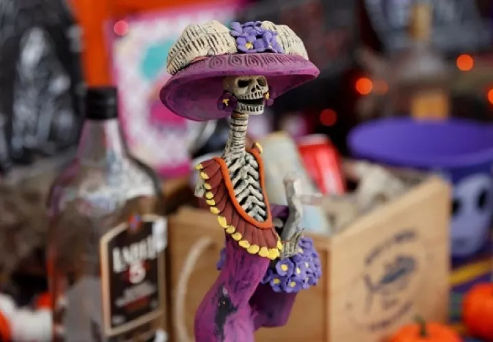 Detalle de una ofrenda colocada, por Leslie Adriana Estrada, el 29 de octubre de 2021, de una ofrenda dedicada a sus familiares fallecidos en la Ciudad de México. Foto: EFE / José Méndez