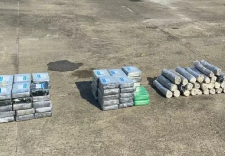 La droga decomisada  estaba forrada en forma de cilindros y estaba dentro de varios sacos. Foto: Diomedes Sánchez 