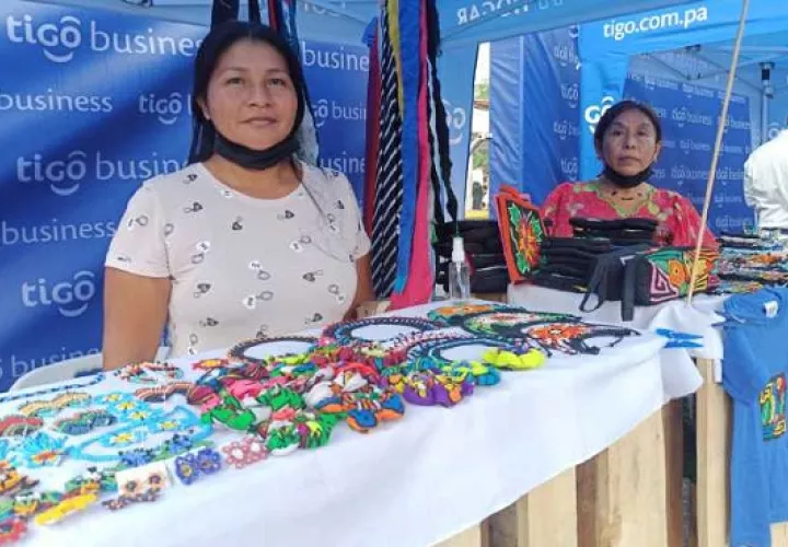 Cada emprendedor cuenta con su propio stand para promocionar sus productos y servicios. Ana Quinchoa
