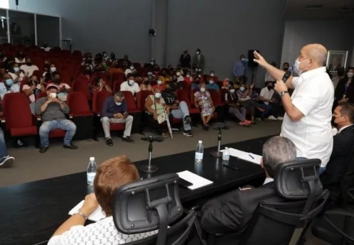 Los moradores se reunieron con las autoridades en la Asamblea Nacional. Foto: Cortesía