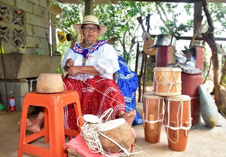 Todo lo que confecciona Florentina Moreno lo hace en su taller, que también es su casa. 