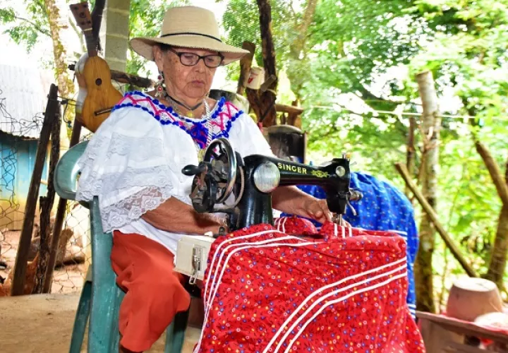  Florentina Moreno calcula que ha confeccionado más de 100 polleras y sombreros para el Festival Nacional del Manito. Fotos. Cortesía Mides