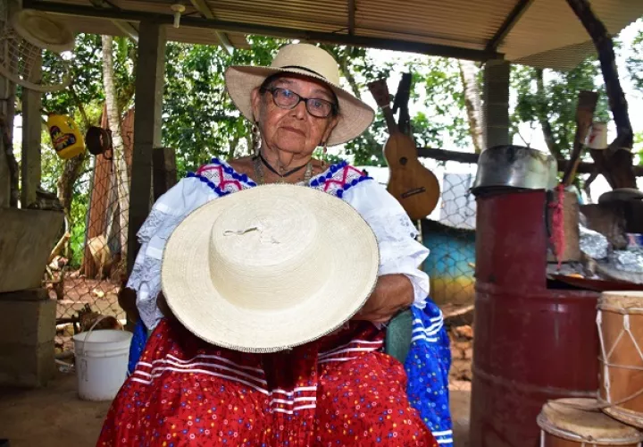 La confección de un sombrero le puede llevar a Florentina Moreno hasta un mes