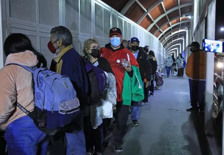 Un grupo de viajeros cruza las instalaciones de los puertos terrestres que conectan con El Paso (Texas). en Ciudad Juárez, estado de Chihuahua (México). EFE