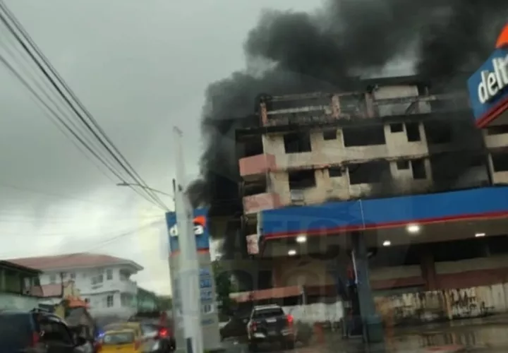 Uno de los incendios fue en un edificio abandonado. Foto: Diomedes Sanchez  