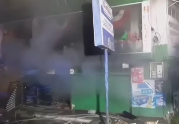 En el área se evacuaron a siete personas, que se quejaban de inhalar humo. Foto: Diomedes Sánchez 