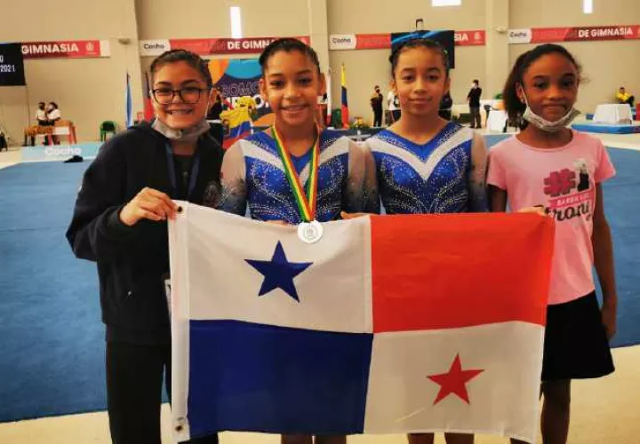 Las cuatro gimnastas panameñas durante la competencia. Cortesía