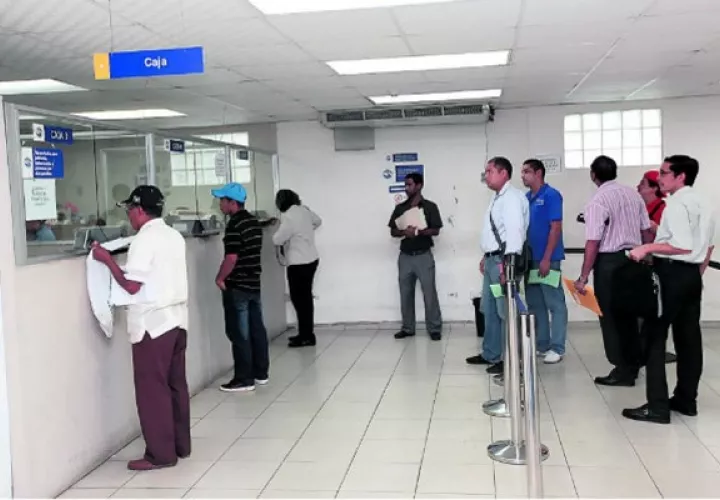 Los contribuyentes deben pagar sus impuestos. EFE