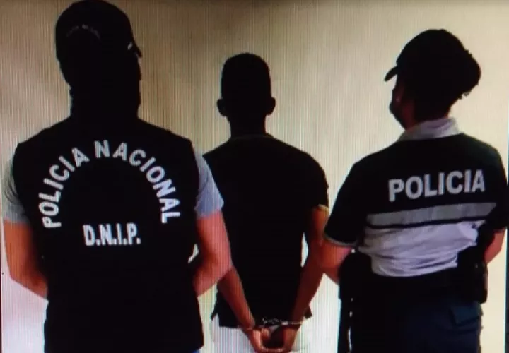 El imputado mantenía en su poder un arma blanca, dinero y celulares robados. Foto: Eric A. Montenegro