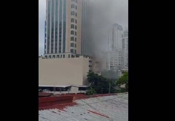 Se incendia vehículo en estacionamiento. Foto: Redes