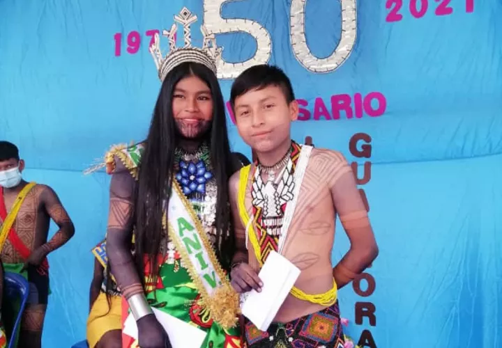 Laura Dumasa, Reina del 50 aniversario y el primer puesto de honor de 9 grado, Carlos Chanapi. Foto: Cortesía
