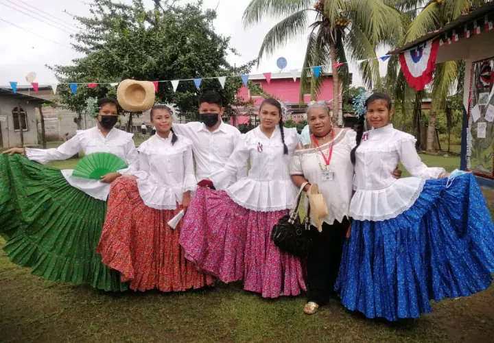 La profesora Aleida Ramos con integrantes del conjunto folclórico del plantel. Foto: Cortesía.