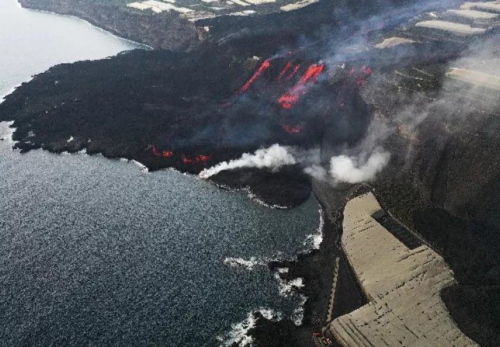 La lava expulsada desde Cumbre Vieja avanza sobre la Playa de los Guirres. Foto: EFE