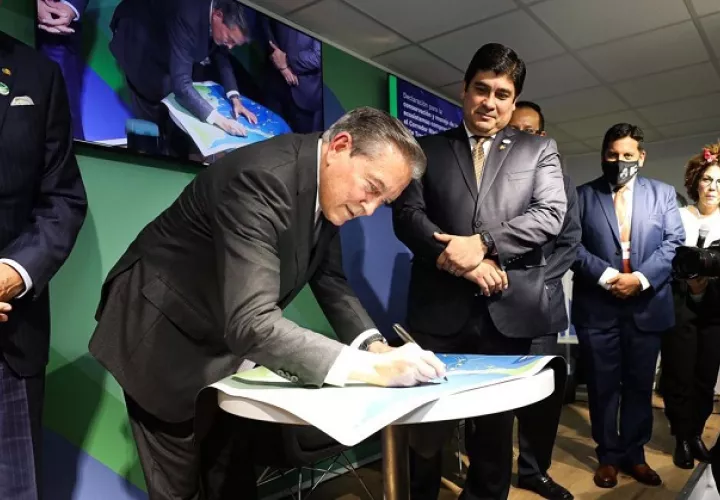 El presidente de Panamá, Laurentino Cortizo, estampa su firma en la Declaración. Foto: Cortesía Presidencia